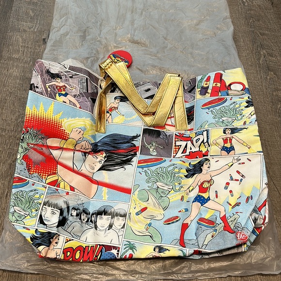 MAC WONDER WOMAN BOLD BABE TOTE - Picture 2 of 8